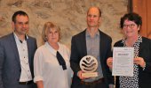 Representatives of the district and the Landschaftspflegeverband Passau receiving the award from Sabine Riewenherm und Skulptur des Preises der UN-Dekade