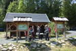Das ArKoNaVera-Projektteam erläutert am Infopunkt vor der sächsischen Flussperlmuschel-Zuchtstation in Bad Brambach / OT Raun die verschiedenen Hälterungssysteme, in denen die Muscheln nach den ersten Monaten in der Zuchtstation direkt in verschiedenen Gewässern weiter aufgezogen werden. Foto: LaNU