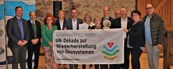 Anwesende Projektpartner bei der Übergabe der Auszeichnung mit UN-Dekade-Banner